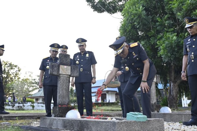 
 Kakanwil Kemenkumham Sulawesi Tenggara Silvester Sili Laba melakukan tabur bunga di Taman Makam Pahlawan (TMP) Watubangga Kota Kendari. Foto: Istimewa