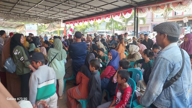 
 Ratusan anak di Kota Kendari yang didampingi orang tuanya mengikuti sunatan massal di Kantor DPD PDI-P Sultra. Foto: Penafaktual.com