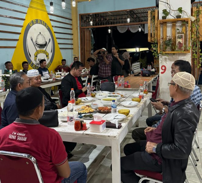 
 Bakal Calon Gubernur Sulawesi Tenggara Lukman Abunawas bersilaturahmi dan makan malam bersama tokoh masyarakat Bombana. Foto: Istimewa