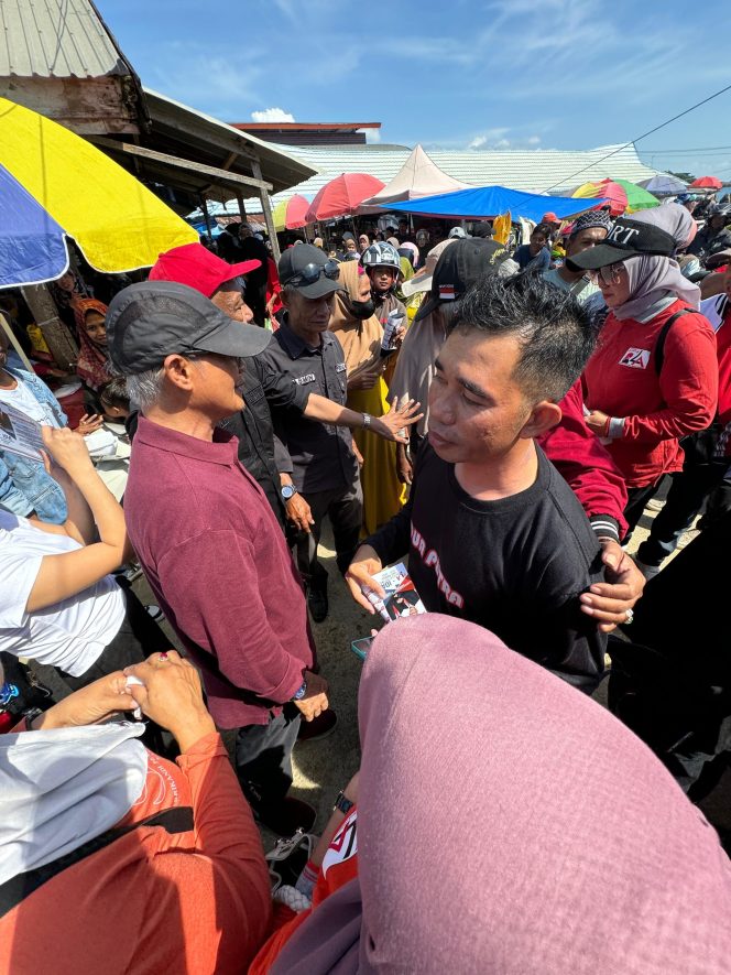 
 Lukman Abunawas blusukan ke pasar Sentral Tadoha Mapaccing Kecamatan Kasipute. Foto: Penafaktual.com