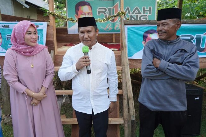 
 La Ode Darwin (tengah) dalam suatu kesempatan bersama masyarakat Muna Barat. Foto: Istimewa