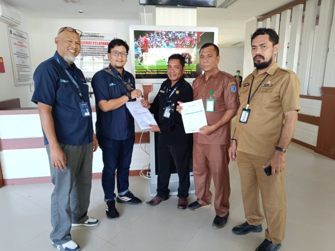 
 Kabid Infrastruktur Dasar TIK Diskominfo, Statistik dan Persandian Kabupaten Muna Maman Ridwan menerima bantuan Robot TV Antara dari LKBN BERITA Antara. Foto: Istimewa