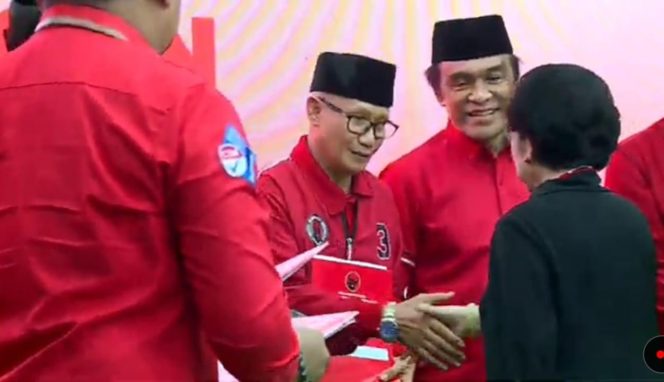 
 Lukman Abunawas dan La Ode Ida menerima B1KWK dari DPP PDI-P. Foto: Istimewa