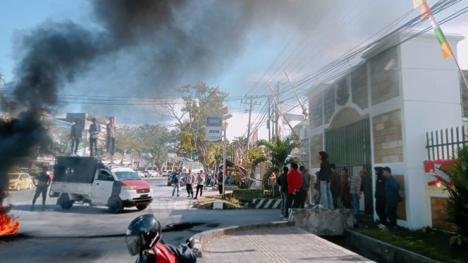 
 Jangkar Sultra melakukan aksi demonstrasi di Kantor Kejati Sultra. Foto: Istimewa