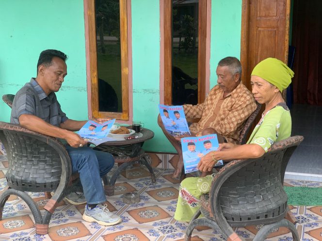 
 Relawan Gerakan Peduli Kendari mensosialisasikan visi misi dan program perioritas pasangan calon Wali Kota dan Wakil Wali Kota Kendari Aksan Jaya Putra dan Andi Sulolipu. Foto: Istimewa
