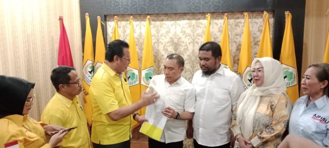 
 Andi Sulolipu menerima rekomendasi dukungan dari Ketua DPD I Golkar Sultra Herry Asiku. Foto: Penafaktual.com
