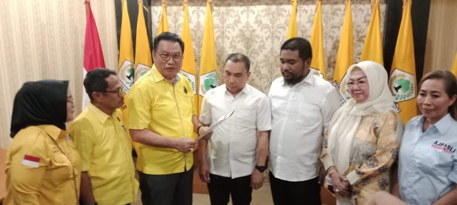 
 Andi Sulolipu menerima rekomendasi dukungan dari Ketua DPD I Golkar Sultra Herry Asiku. Foto: Penafaktual.com
