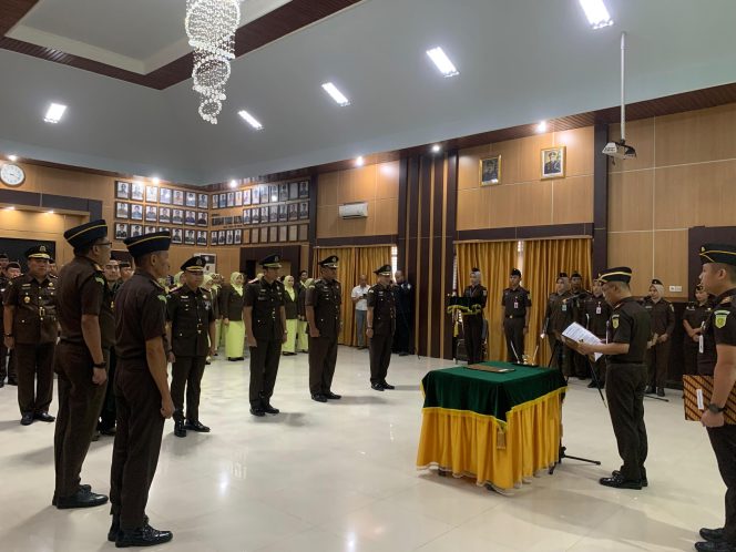 
 Kepala Kejaksaan Tinggi Sulawesi Tenggara Hendro Dewanto memimpin acara Pelantikan dan Pengambilan Sumpah Jabatan Pejabat Eselon III lingkup Kejati Sultra. Foto: Penafaktual.com
