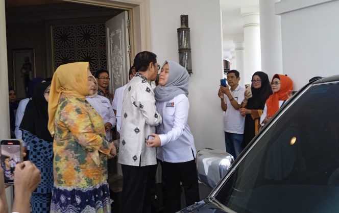 
 Anak dan Istri Nur Alam Sungkeman Sebelum Mendaftar di KPU