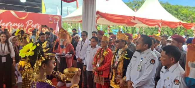 
 Lukman Abunawas dan La Ode Ida bertandang menggunakan baju adat Tolaki-Muna saat mendaftar KPU. Foto: Istimewa