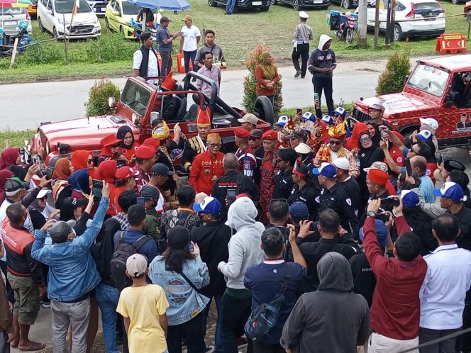 
 Pasangan Lukman Abunawas-La Ode Ida (LA-IDA) mendaftar di KPU. Foto: Penafaktual.com