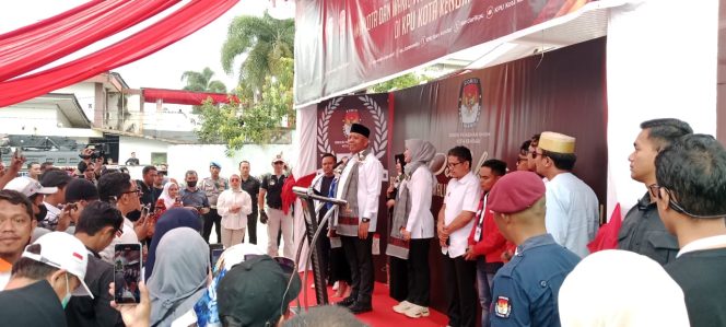 
 Pasangan Sitya Giona-Subhan resmi melaksanakan konferensi pers usai mendaftar di KPU Kota Kendari. Foto: Penafaktual.com