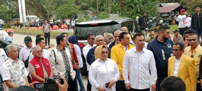 
 Pasangan Tina Nur Alam dan LM Ihsan Ridwan saat tiba di KPU Sultra. FOTO: Penafaktual.com