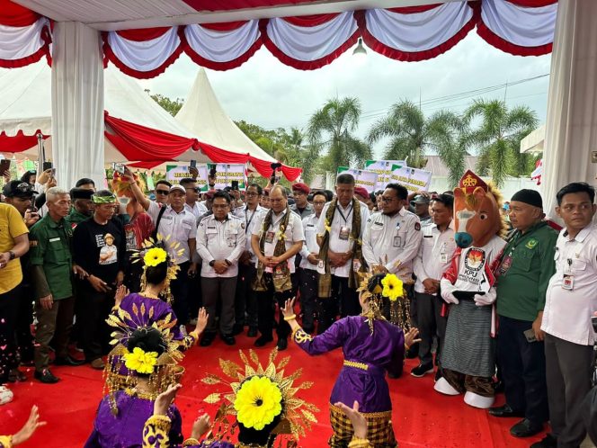 
 Ruksamin-Sjafei Kahar mendaftar sebagai bakal calon gubernur dan wakil gubernur di KPU Sulawesi Tenggara. Foto: Istimewa