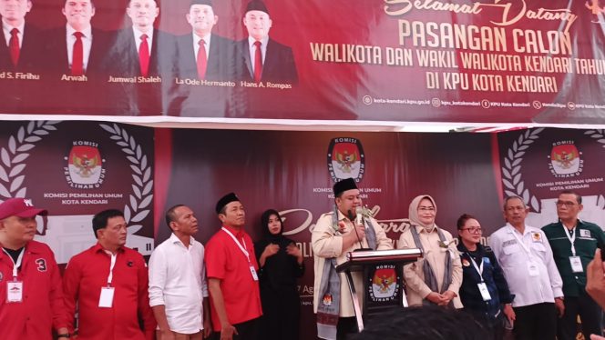 
 Pasangan bakal calon Wali Kota dan Wakil Wali Kota Kendari Yudhianto Mahardika Anton Timbang - Nirna Lachmuddin melaksanakan konferensi pers usai mendaftar di KPU Kota Kendari. Foto: Istimewa