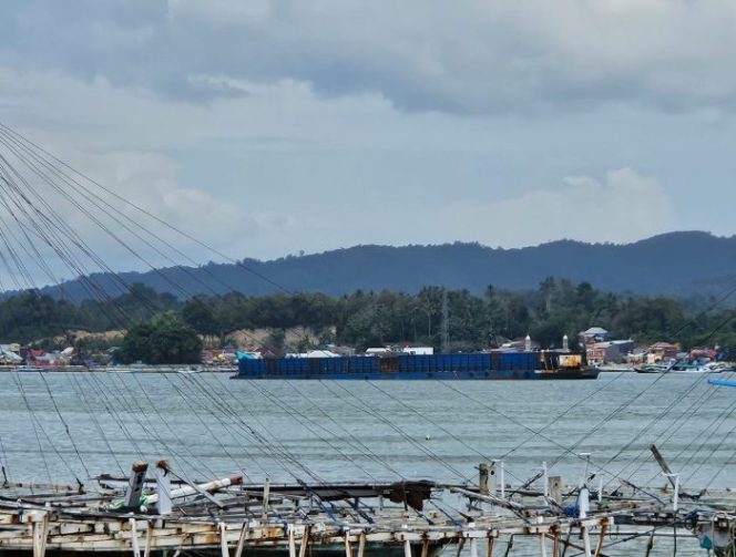 
 Kapal tongkang TB Bina Marine 57/58 yang memuat ore milik CV UBP ditahan petugas Lanal Kendari. Foto: Istimewa