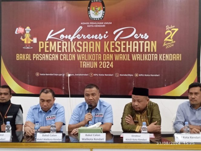 
 Pasangan Aksan Jaya Putra dan Andi Sulolipu (AJP-ASLI) melaksanakan konferensi usai menjalani tes kesehatan di RSUD Kota Kendari. Foto: Istimewa