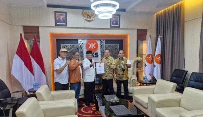 
 Bakal Calon Bupati Muna La Ode Kardini menerima SK dukungan dari Presiden PKS Ahmad Syaikhu. Foto: Istimewa