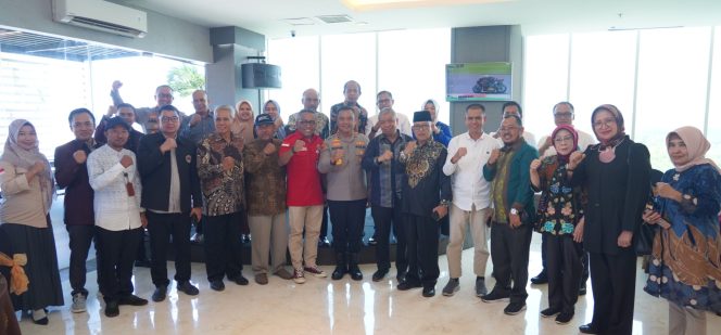 
 Kapolda Sultra berpoese bersama para Rektor di Sultra usai acara deklarasi damai jelang pelaksanan Pilkada 2024. Foto: Istimewa