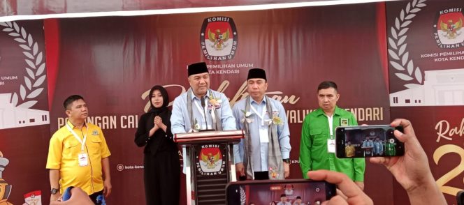 
 Aksan Jaya Putra-Andi Sulolipu (AJP-ASLI) melaksanakan konferensi pers usai mendaftar di  KPU Kota Kendari. Foto: Istimewa