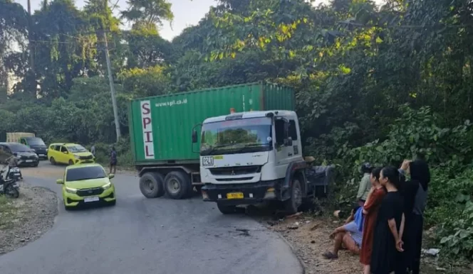 
 Peristiwa kecelakaan maut di Jalan Poros Kendari-Andoolo tepatnya di Desa Aduna  Kecamatan Laeya Kabupaten Konawe Selatan. Foto: Istimewa