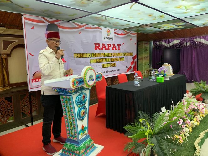 
 Lukman Abunawas memberikan menyampaikan sambutan dalam rapat pengurus KORMI Sultra. Foto: Istimewa