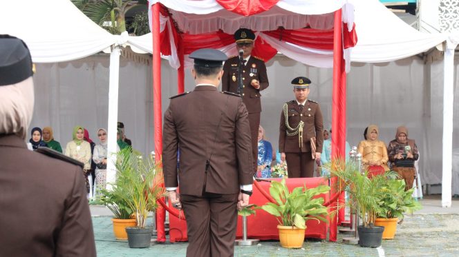 
 Upacara peringatan Hari Lahir Kejaksaan RI Ke-79 di halaman Kantor Kejati Sultra. Foto: Istimewa  