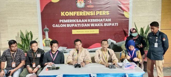 
 La Ode Darwin dan Ali Basa melakukan konferensi pers usai menjalani pemeriksaan kesehatan di RSUD Bahteramas. Foto: Istimewa