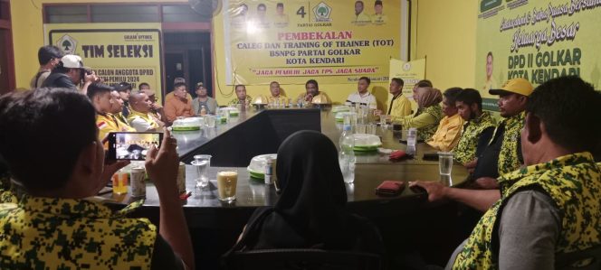 
 Pertemuan internal kader Golkar Kendari Kota Kendari yang dihadiri pasangan AJP-ASLI dan juga calon Wakil Gubernur Sultra Ihsan Taufik Ridwan. Foto: Penafaktual.com