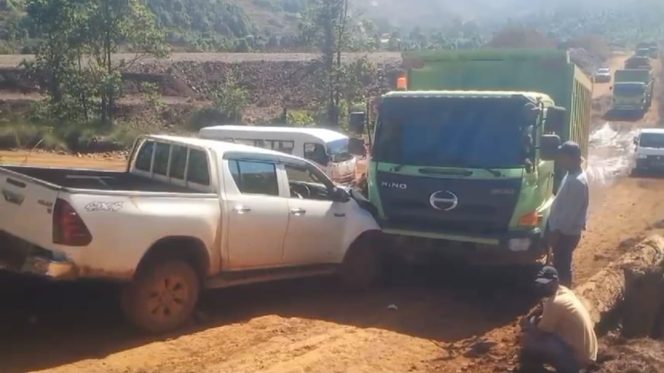 
 Dump Truk dan mobil pickup tabrakan di IUP PT EKU, Blok Marombo, Kabupaten Konut. foto: Istimewa