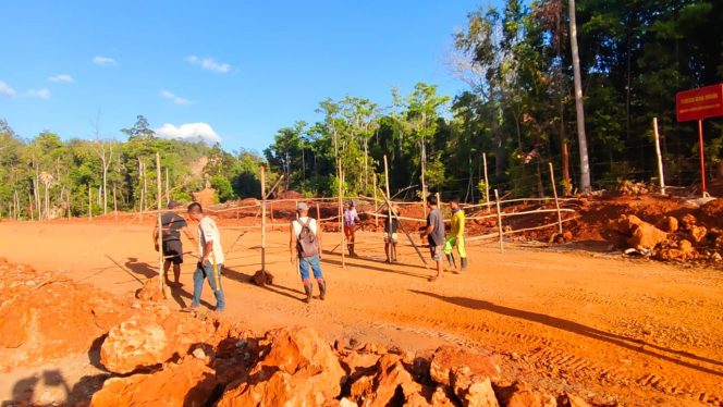 
 Warga melakukan aksi blokade jalan hauling PT Margo Karya Mandiri di Desa Batuawu Kecamatan Kabaena Selatan Kabupaten Bombana. Foto: Penafaktual.com