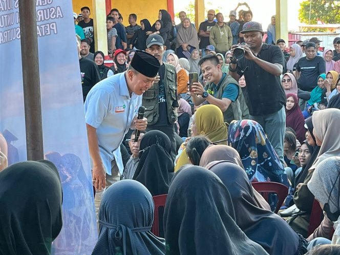 
 Kunjungan Andi Sumangerukka di Lapangan Anaiwoi, Kelurahan Anaiwoi, Kecamatan Tanggetada Kabupaten Kolaka. Foto: Penafaktual.com