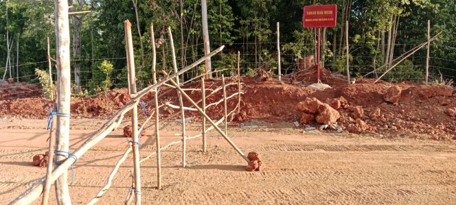 
 Jalan hauling PT Margo Karya Mandiri di Desa Batuawu Kecamatan Kabaena Selatan Kabupaten Bombana ditutup oleh warga atas perintah pihak yang mengaku pemilik lahan. Foto: Penafaktual.com