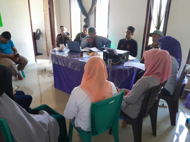 
 Ketua dan Anggota serta Sekretariat Panwaslu Kecamatan Duruka pada saat pelaksanaan rapat persiapan Pembentukan PTPS. Foto: Penafaktual.com