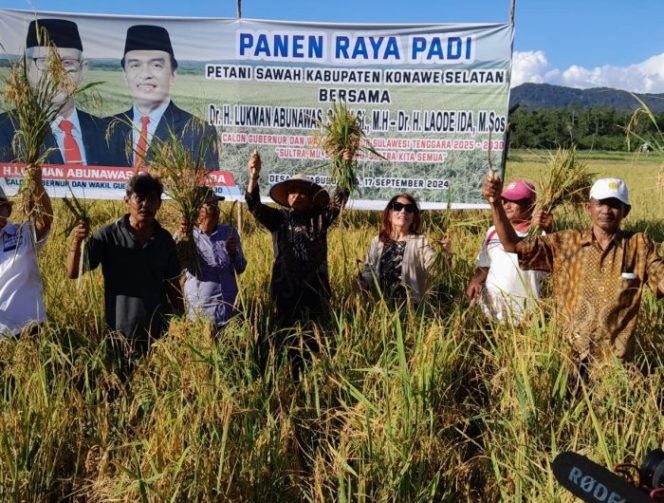 
 Lukman Abunawas hadiri panen raya kelompok tani sawah di Desa Matabubu Jaya, Kecamatan Lainea, Kabupaten Konawe Selatan. Foto: Penafaktual.com 