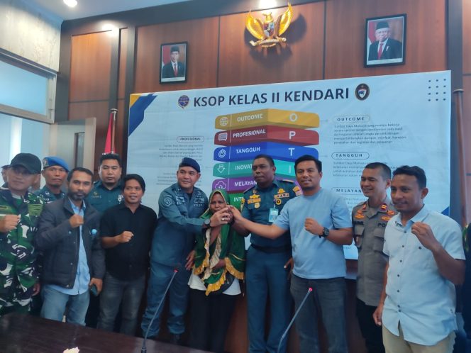 
 Pertemuan pihak KSOP dan oknum petugas arogan bersama penjual. Foto: Penafaktual.com