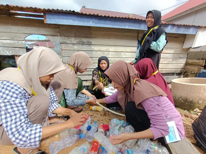 
 Mahasiswa KKN UHO mengedukasi masyarakat terkait pengelolaan sampah. Foto: Penafaktual.com