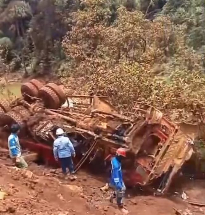 
 Dump truck 10 roda milik PT Karyatama Konawe Utara (PT KKU) terbalik. Foto: Istimewa