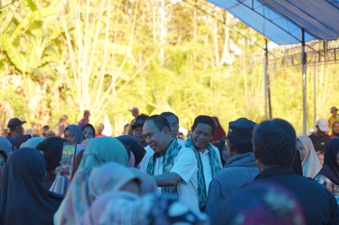 
 Andi Sumangerukka dan Ir Hugua menyapa masyarakat Konawe Selatan. Foto: Penafaktual.com