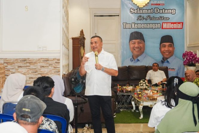 
 Aksan Jaya Putra saat menyampaikan sambutan usai mengukuhkan tim pemenangan milenial mereka yang tersebar di 11 kecamatan dan 65 kelurahan di Kota Kendari. Foto: Penafaktual.com