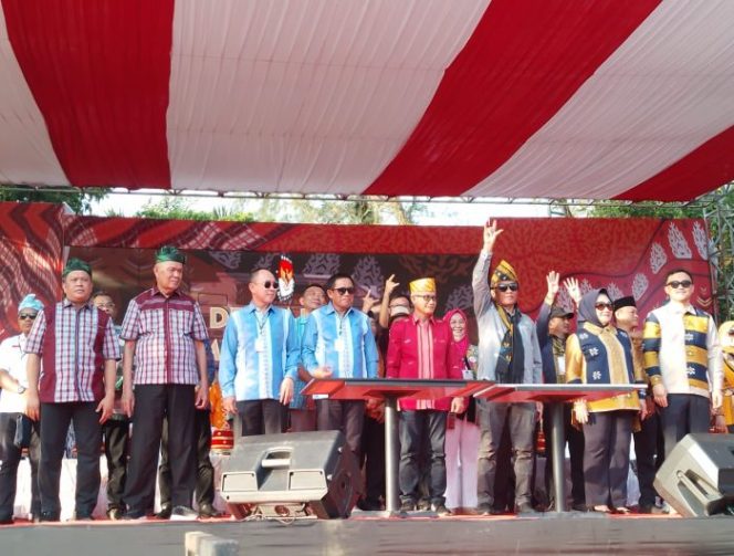 
 Empat paslon Gubernur dan Wakil Gubernur Sultra menghadiiri deklarasi kampanye damai yang digelar KPU Sultra. Foto: Penafaktual.com
