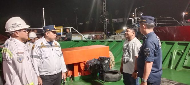 
 Kepala KSOP Kendari, Capt Raman bersama jajarannya melakukan uji petik kapal di Pelabuhan Pangkalan Perahu Kota Kendari. Foto: Penafaktual.com