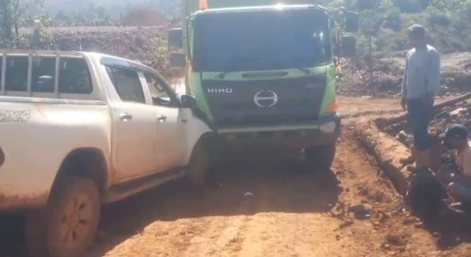 
 Dump Truk dan mobil pickup tabrakan di IUP PT EKU, Blok Marombo, Kabupaten Konut. foto: Istimewa