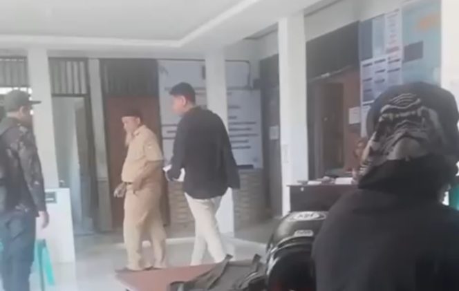 
 La Ode Munir (30) warga Desa Lahaji mengamuk di Kantor Disdukcapil Mubar. Foto: Penafaktual.com
