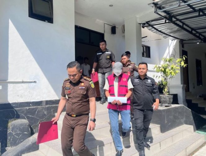 
 Kejari Kendari eksekusi mantan tenaga ahli Wali Kota Kendari Syarif Maulana terpidana kasus suap terkait pemberian perizinan PT Midi Utama Indonesia. Foto: Istimewa