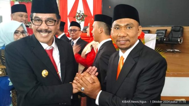 
 PJ Bupati Bombana Drs.Edy Suharmanto, Msi saat memberikan ucapan selamat kepada Sudiami usai pelantikan. Foto: penafaktual.com