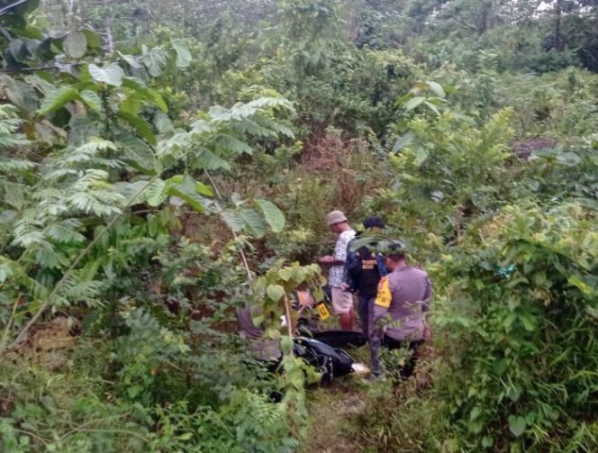 
 Penemuan mayat pria di semak-semak di sekitar Jalan KS Tubun, wilayah Nanga-Nanga. Foto: Istimewa  