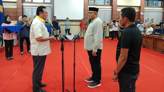 
 La ode Tariala menerima palu sidang dari Wakil Ketua DPRD Sultra sebelumnya, Hery Asiku saat menjadi pimpinan sidang sementara pada gladi bersih persiapan pelantikan 45 Anggota DPRD Sultra. Foto: Penafaktual.com