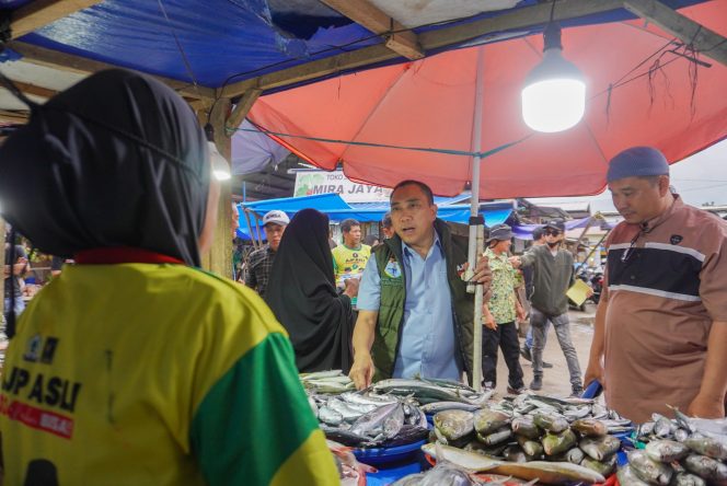 
 Calon Wakil Wali Kota Kendari, Andi Sulolipu blusukan di Pasar Tradisional Wayong dan Pasar Panjang Kota Kendari. Foto: Penafaktual.com