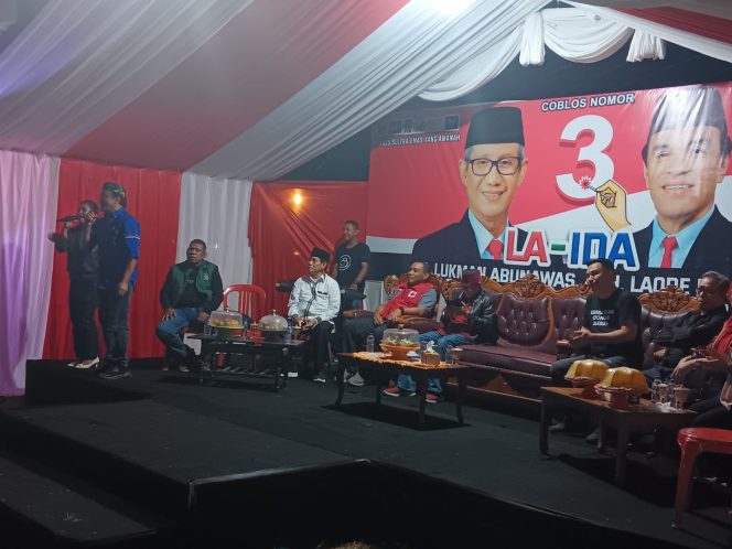 
 La Ode Ida menyampaikan orasi politik saat kampanye di Kelurahan Lowulowu, Kecamatan Lealea, Kota Baubau. Foto: Penafaktual.com